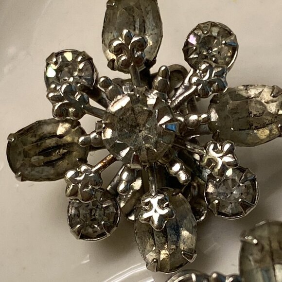 RHINESTONE MULTI-TIERED BROOCH & CLIP EARRINGS - Picture 6 of 8